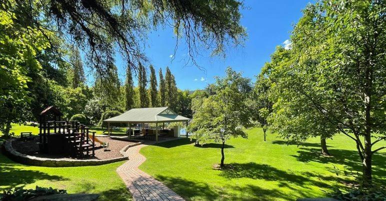 Chestnut Tree Holiday Units Bright Buitenkant foto